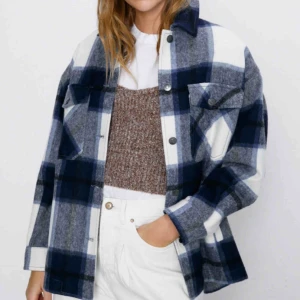  - Blå Flanell/rutig skjortjacka från Zara. Original pris 600kr. Använd ett fåtal gånger, ser ut som ny. Frakt ej inkluderat 