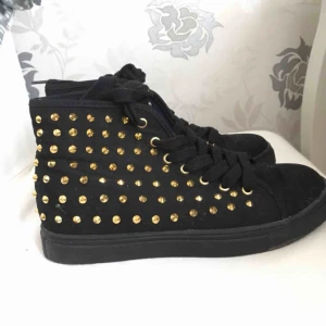  - Sneakers med guldfärgade nitar, använda (mestadels inomhus) en gång.  • Storlek 37 • Köparen står för frakt