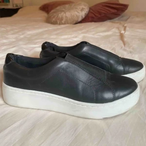  - Asfräscha slip-on sneakers! Säljer pga de är för små, då jag i vanliga fall har 38... endast använda 2 ggr
