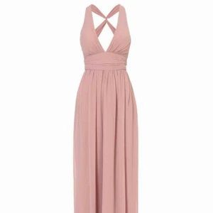 Klänning  - Köpte denna extremt fina klänning för 1 år sedan men den kom tyvärr aldrig till användning så säljer den nu pågrund av att den inte längre passar. Aldrig använd mer än att blivit provad, det är alltså inga tecken på användning.  