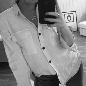  - Fin benvit somrig linneskjorta