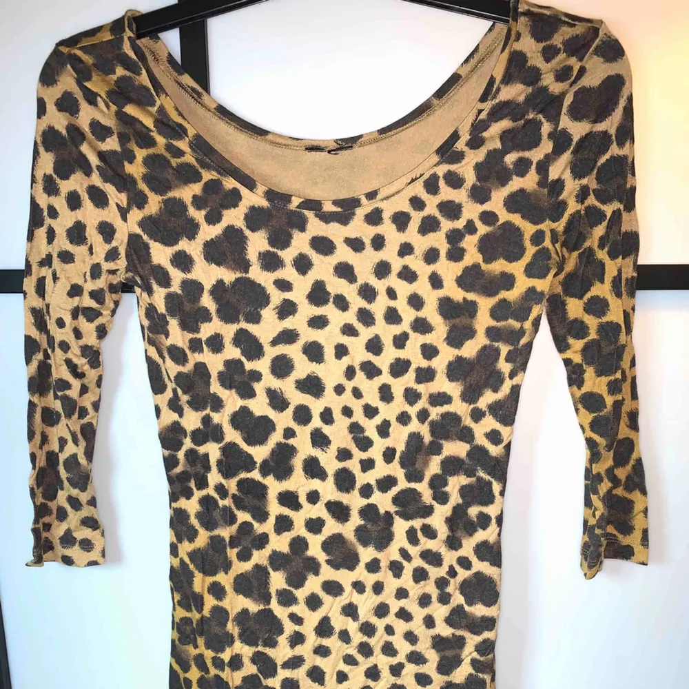 Leopard klänning från h&m storlek xs-s fint skick . Klänningar.