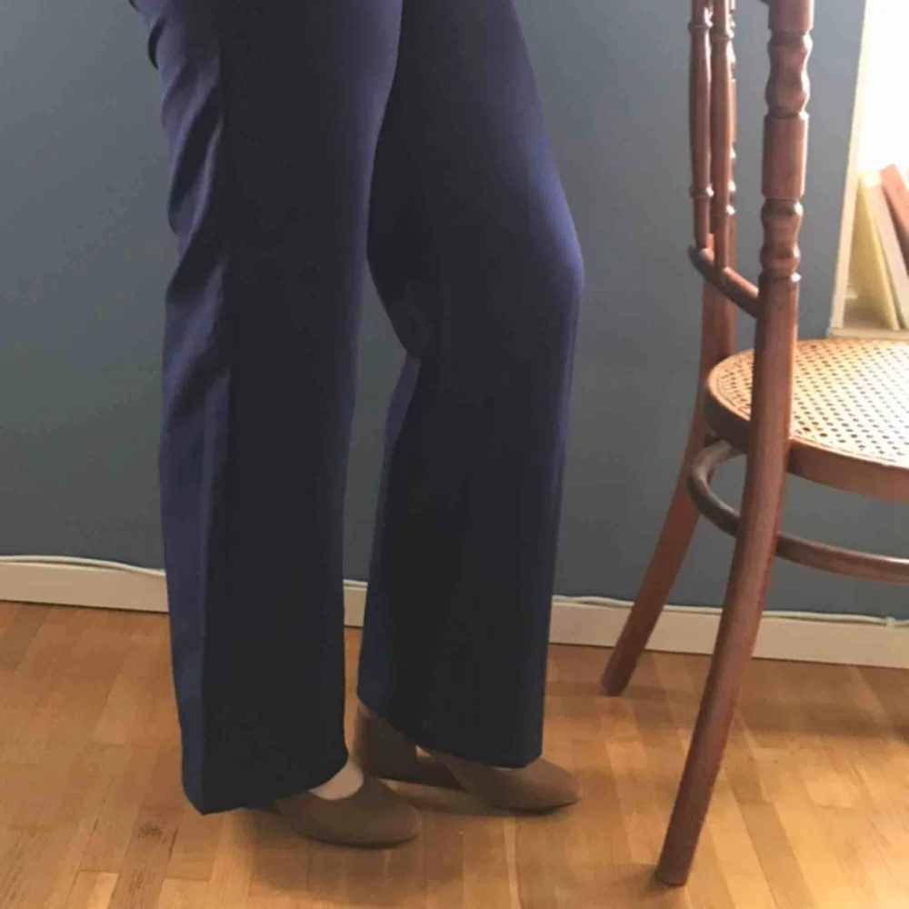 Vida kostym byxor i marin blå storlek M utan fickor . Jeans & Byxor.