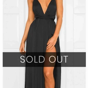  - Säljer DM retros superfina balklänning, Widow Maxi dress, som är slutsåld nu. Den är endast testad.   Nypris 1299kr, Pris går att diskutera vid snabb affär.  Strl XS, men även S kan ha.  Kan frakta.