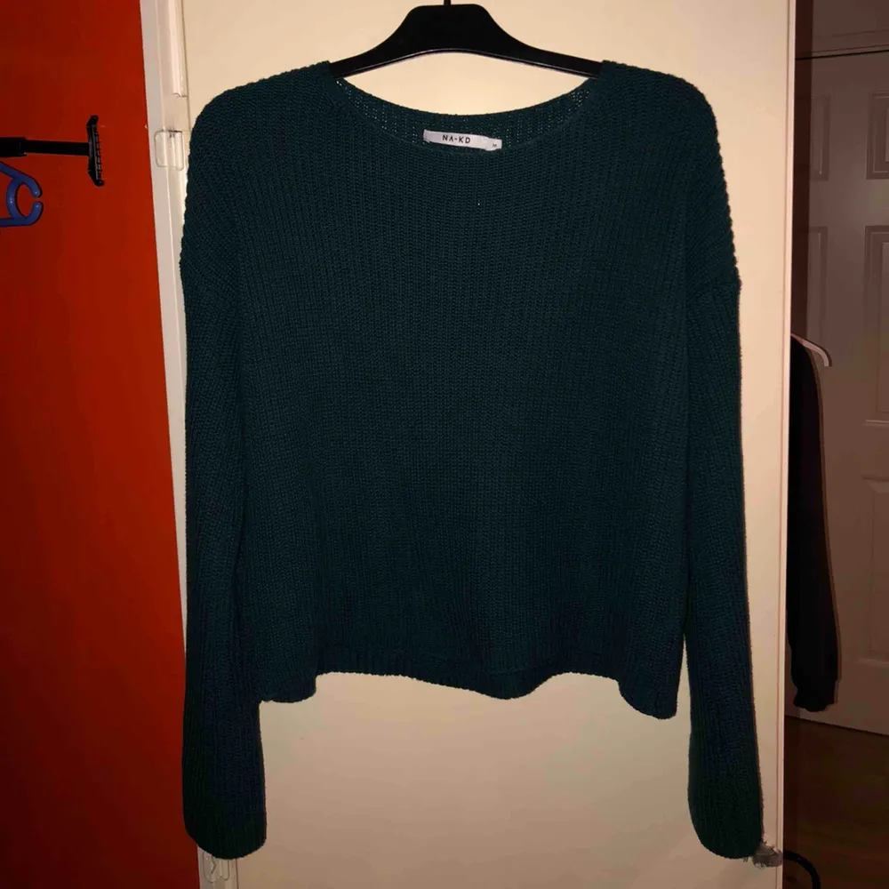 En fint stickad långärmad tröja från NAKD. Mörkgrön och i bra skick! Använde knappt då jag inte tyckte jag passade i den! Köparen står för frakten. Buda funkar alltid! . Neuleet.