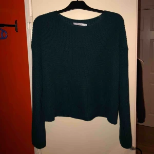  - En fint stickad långärmad tröja från NAKD. Mörkgrön och i bra skick! Använde knappt då jag inte tyckte jag passade i den! Köparen står för frakten. Buda funkar alltid! 