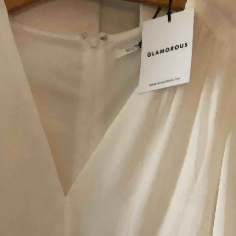 Köpte denna som ett alternativ till studentklänning för 1 år sen på bubbleroom.se. Väldigt enkel men fin med ett bälte eller vitt snöre runt midjan. ALDRIG ANVÄND. Nypris: 500kr. Klänningar.