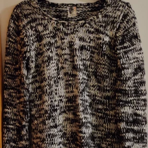 Stickad tröja melerad  - Stickad tröja Melerad grå svart vit XS stor i storleken Fint skick ICHI samfraktar, pris kan diskuteras