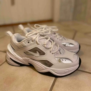  - Helt nya och oanvända sneakers från Nike! Säljer pga att de är för små för mig.  Storlek 36,5 men är något små i storleken, så skulle säga att de är mer som 36.  Nypris 1099:-, men säljer för 600:- Köparen står för frakten! :)