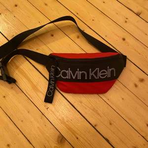 Äkta Calvin Klein-väska. Aldrig använd, nypris 900kr. Skickas och köpare betalar frakt.