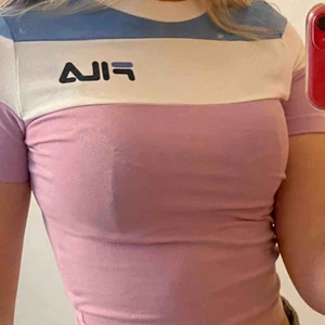  - Säljer coolaste fila tröjan i storlek xxs men den passar mig som är  xs-s. 💕💕 den är croppad sitter så fint på💗kan frakta eller mötas upp i uppsala😊