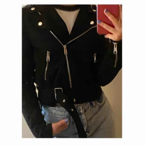  - Helt oanvänd jätte fin biker jacket i mjuk mockaimitation säljer då den är för stor för mig så har inte haft nån användning för den💕 