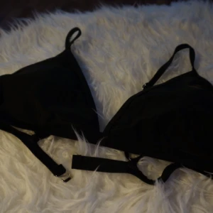  - Svart bikinitopp, knappt använd. Uttagbara kupor och ställbara axelband🌸