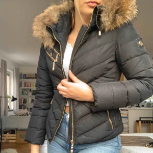  - Säljer min Hollies Chatel jacka i storlek 34 då den är för liten. Inköpt för 3499 kr. Äkta päls och dun. Mycket bra skick.
