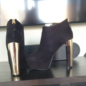 Klackar storlek 38 - Helt oanvända klackar i (fake) suede med platå. Dessa är skitsnygga med guldmetall på klacken och dragkedja vid hälen. Jag har aldrig använt dem utan endast prövat. De var tyvärr förstora vid vristen(?) för mig. 