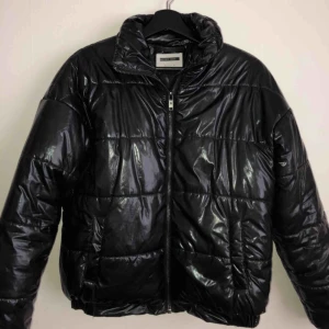  - Extremt snygg puffer jacket från Noisy May!!! Endast använd en vinter säsong och i mycket bra skick! Pris går att diskutera😌