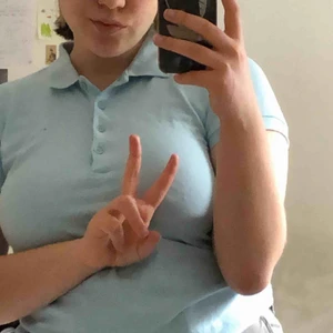  - ljusblå golf/polo tröja från 90talet  fett fin att ha bara som den är eller under en annan t-shirt eller tjocktröja