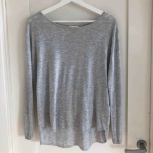 - En väldigt basic, tunn men fin grå tröja från H&M. Köparen står för frakt 🌸