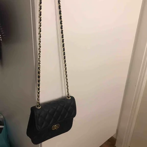  - En ovanvänd väska från nelly.