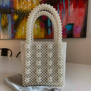  - Pärlväska från Nelly.com. Använd ett mycket fåtal gånger och är verkligen i nyskick. Sidenpåse att ha inuti väskan ingår.