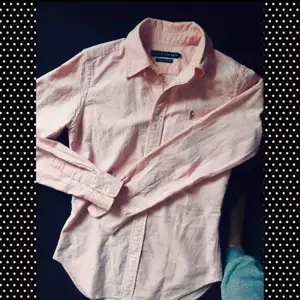 En skjorta från Ralph Lauren i stl. 0 (XS).  Provade den flera gånger bara. Aldrig tvättat, då man kan säja att den är i ny skick, saknar prislappen bara. 