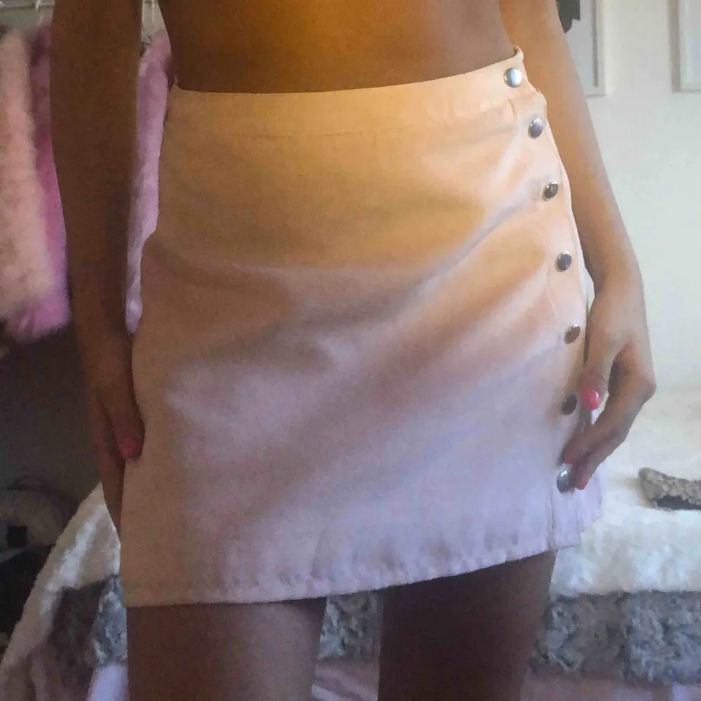 💖STORLEK: 36  🛍BUTIK: H&M  🌸 rosa fin kjol med knappar på sidan för öppning och stängning.  🔥Oanvänd  🛒 SWISH, LÄMNAR/UPPHÄMTNING NACKA/STHLM, annars fraktkostnad som pålägg . Kjolar.