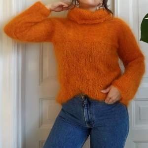 Orange stickad tröja, supermysig och fin! Mycket fint skick. Priset är inklusive frakt. 