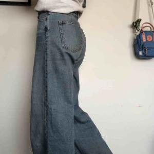  - Weekdays ”Ace Wow Blue”, favoritbrallan som jag tyvärr inte får användning för! Sitter väldigt bekvämt och passar till allt, och i väldigt bra skick✨finns ett liiitet hål (andra bilden) och är lite fransiga längst ner men inget man tänker på