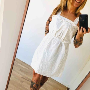  - Söt sommarklänning. Använt vid ett tillfälle. Kan hämtas upp eller skickas mot porto