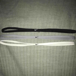  - 3 ganska nya pannband från Nike med gummi på insidan så den håller sig på plats!Perfekt om man spelar en sport! En för 30kr eller alla för 70kr! Frakt 9kr🥰✔️
