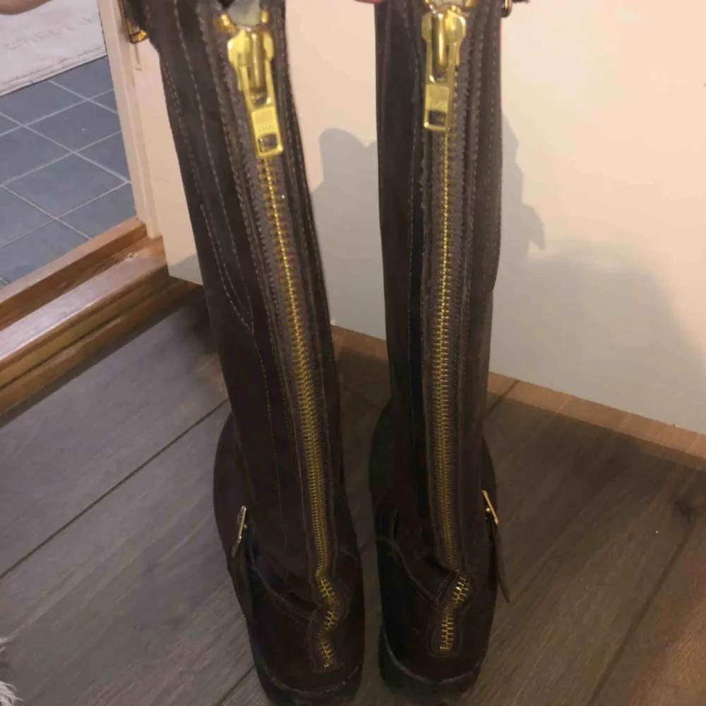 Höga boots från Johnny bulls som är använda ett fåtal gånger! Säljer ej under 1200 pga det fina skicket och att dom knappt är använda. Nypris är cirka 1800 kr. . Skor.