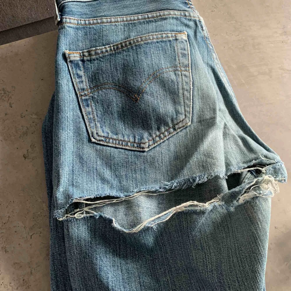 Säljer ett par Levis jeans med hål precis under rumpan! Hålet är ganska stort så är man rädd att visa för mycket är dessa inte ett par byxor för dig!  Riktigt snygga som ett par oversized byxor om du är mindre än 36! . Jeans & Byxor.