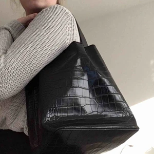  - Superfin och rymlig väska! Tyvärr är dragkedjan trasig men väskan kan ändå stängas med ett spänne.  Möts vid Fridhemsplan eller skickas mot fraktkostnad.