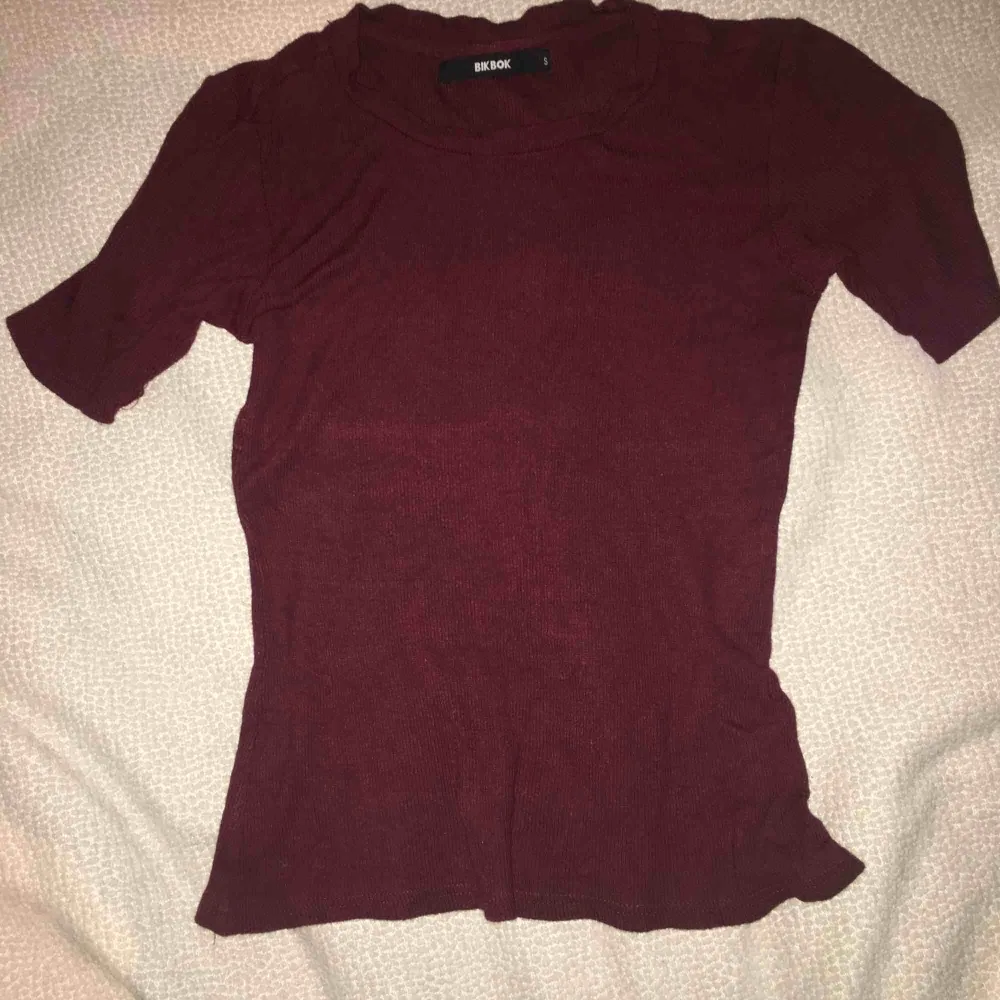 Ribbad maroon tröja från bik bok. Priset går att diskuteras :). T-shirts.