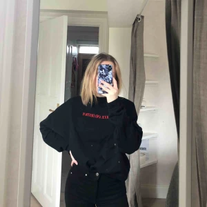  - Svart sweatshirt med trycket ”seduce and destroy” från stay, köpare står för frakt :)