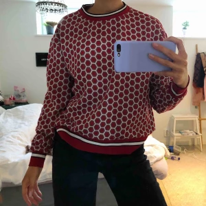  - Tröja i häftigt mönster, lite glitter i (svårt att få med på bild). Jättebra skick, endast använd några få gånger.