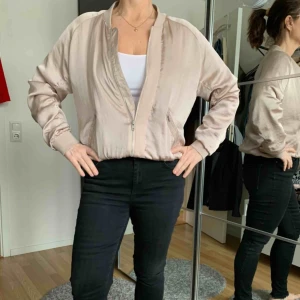  - Super fin bomber ”kofta” funkar som jacka på sommaren och kofta när det är lite kallare. Köpt för 799 ifrån Wera. Knappt använd så super skick! Detaljer på ryggen gör jackan mycket mer unik!