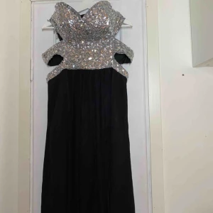  - Beställde denna klänning från Hebeos, men måtten stämde nt. Den är som en L-Xl (jag kan skicka exakta mått om du är intresserad). Den är strapless med slits på benen och öppen vid revbenen. Köpt för ca   2000kr, priset är inklusive frakt.