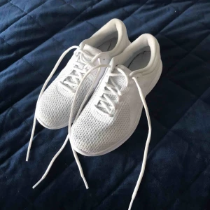  - Vita träningsskor från Nike. Inte använda någon gång. Nypris 600 kr. Köparen står för frakten 