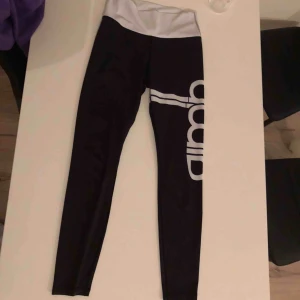  - Aimn tights. Använda ca 2 ggr, ny skick utom lite skada på ben pga fastnat i kardborrband. Köparen står för frakt.  