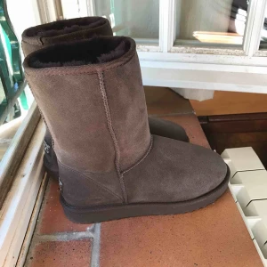  - Ett par supersköna ugg köpta i Australien för mindre än en månad sen. Storlek 37 men passar även 38. Endast använda en gång pga fel storlek.  Kan även skicka men då står köpare för frakt ✨