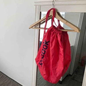  - Rosa reedbook gymväska skriven i färgen lilla. Aldrig använt, därmed väldigt bra skikt. Kontakta för fler bilder och frågor! Frakt förekommer.