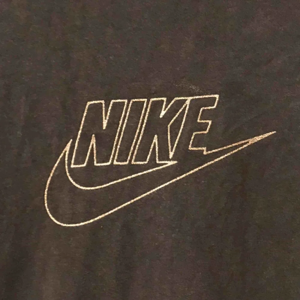 Nike ”retro” t-shirt, nästan inte alls använd. Jätte snygg men kommer inte till användning för mig! Det står XL som storlek i t-shirten men den passar jätte bra på mig som är S i storlek. Köparen står för frakt. T-shirts.