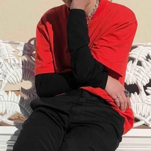  - Skitsnygg oversized och clean röd tshirt. Fin över långärmade tröjor (se första bilden) och perfekt till sommar och vår!! Skicket är utmärkt 😊. Köpare står för frakt <333.
