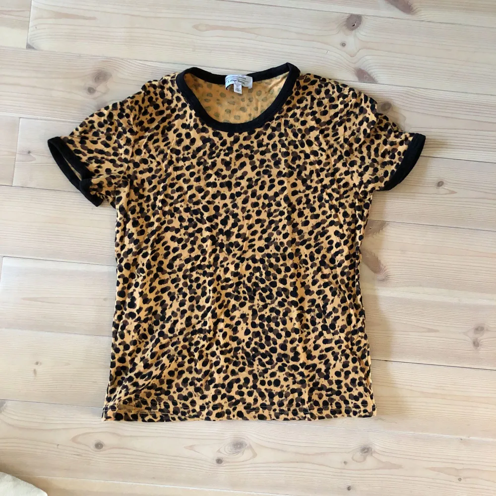 T-shirt i leopard, svarta detaljer vid ärmar och ringning. Mkt sparsamt använd. . T-shirts.