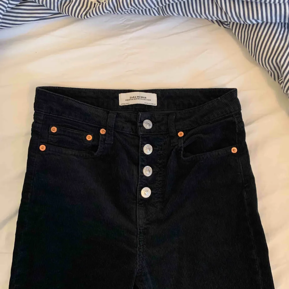 Bootcut byxa i manchester i en mörkblå färg! 110 kr och det är dina!!!💗💗💗 (inklusive frakt). Jeans & Byxor.