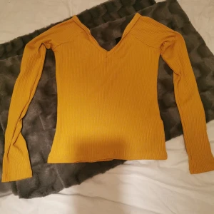 Gul topp - Fint skick. Storlek xs från gina tricot