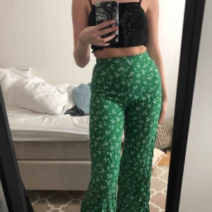  - Jättefina somriga byxor. Kan användas både hemma och ute haha. Säljer då de är lite korta på mig och ej kmr till användning längre. Otroligt sköna och mysiga. Frakt tillkommer.