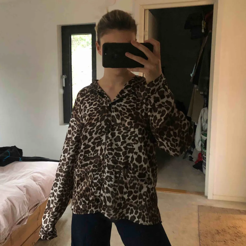 Cool pyjamas tröja i leopard från H&M, har använts som vanlig skjorta! Skön sammet, storlek M och funkar för de flesta storlekar. Säljer pga aldrig kommer till användning!. Skjortor.