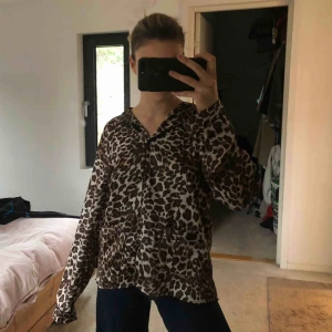  - Cool pyjamas tröja i leopard från H&M, har använts som vanlig skjorta! Skön sammet, storlek M och funkar för de flesta storlekar. Säljer pga aldrig kommer till användning!